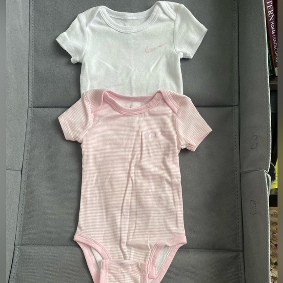 2 Nike onesies - Picture 1 of 4